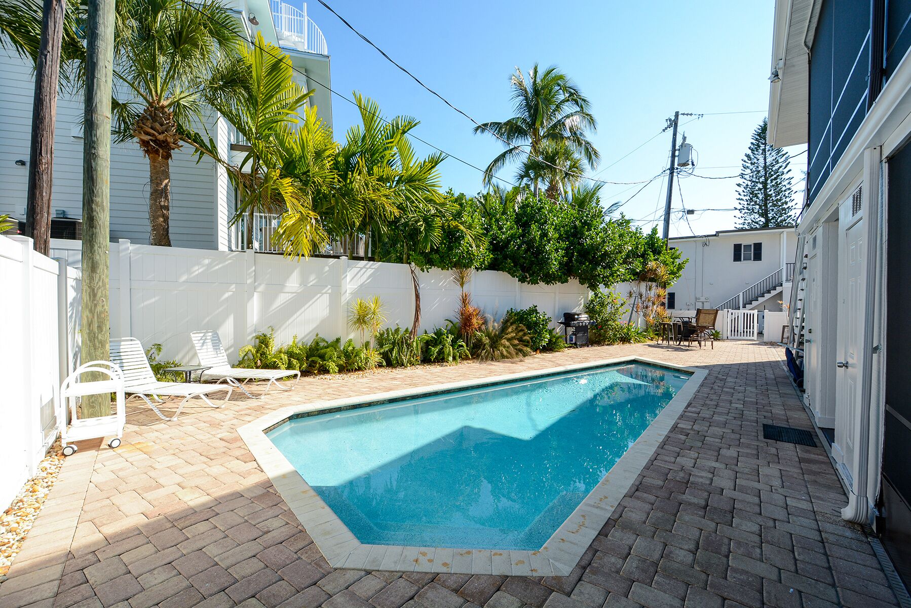 SKV 311 - Heated ❤ Pool, Walk to Village, Beach, Bars, Restaurants !!