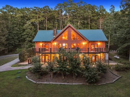 Exterior. Secluded Lodge w/Mountain Views, Hot Tub, Firepit, Game Room - 2mi to Helen, GA
