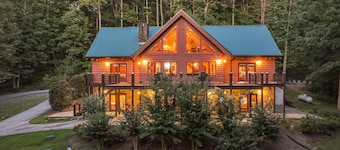 Secluded Lodge w/Mountain Views, Hot Tub, Firepit, Game Room - 2mi to Helen, GA
