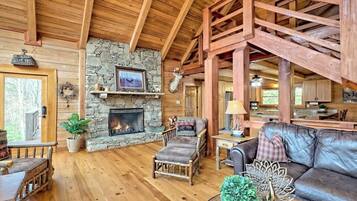 Una Smart TV, una chimenea, un futbolín, libros