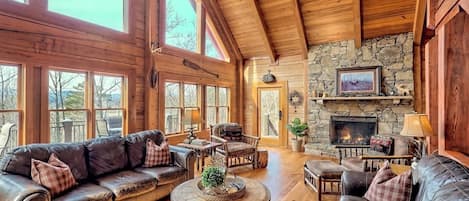 TV connectée, cheminée, baby-foot, livres