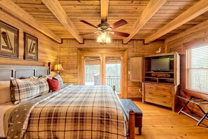 7 عدّة غرف نوم وخزنة داخل الغرفة ومكتب ومكواة/لوح كي