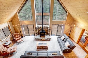 Casa, várias camas, varanda, vista para a montanha (Serenity at Tahoe Donner) | Parte interna
