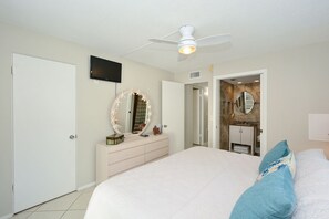 2 chambres, fer et planche à repasser, lit de bébé portatif