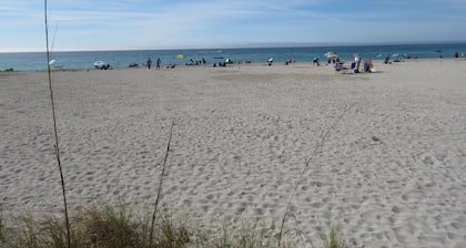 Walk to Beach & Historic Downtown Venice - Rennovated 2 Bed, 2.5 Ba, off-st pkg