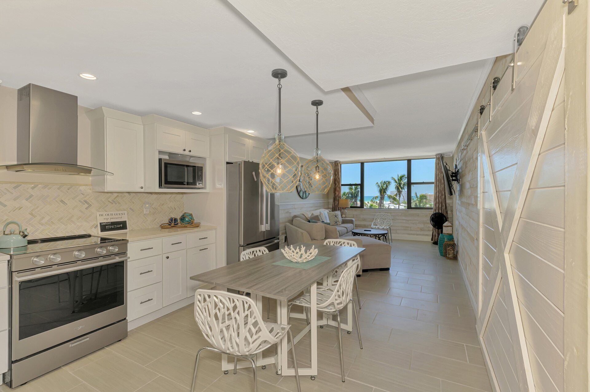 Frigorífico, microondas, horno y placa de cocina