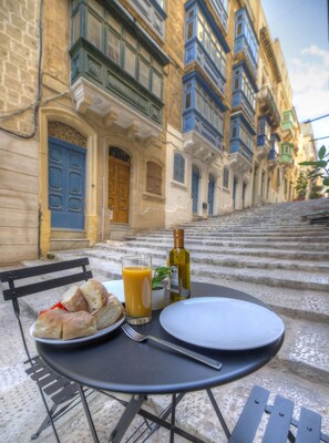 تناول الطعام بالخارج