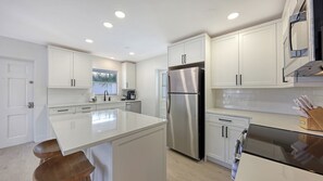 ثلاجة، ميكروويف، فرن، موقد طهي مسطح