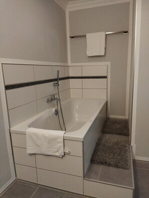 Badewanne, Haartrockner, Handtücher, Seife