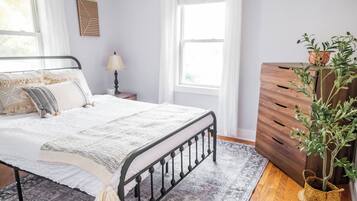 2 slaapkamers, een bureau, een strijkplank/strijkijzer, gratis wifi