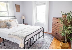 2 slaapkamers, een bureau, een strijkplank/strijkijzer, gratis wifi