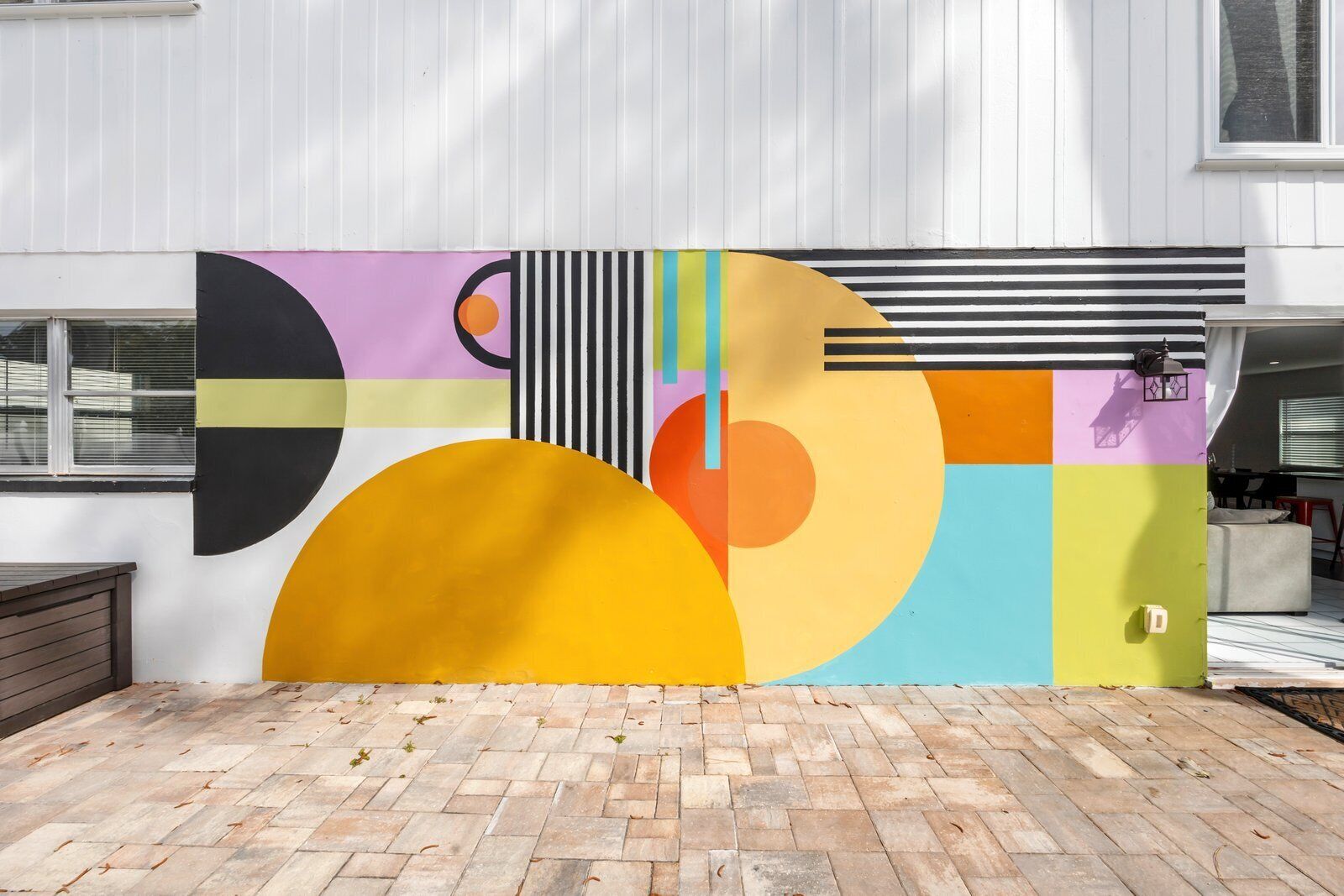 Um mural abstrato e colorido na fachada de um edifício.