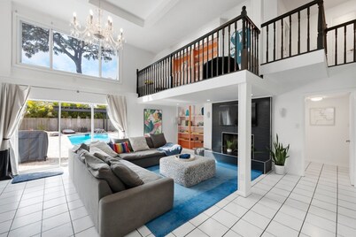 5 BR Luxury Beach Villa: Heated Pool & Games Room, Modern Design