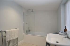 Combined shower/bathtub, hair dryer, towels