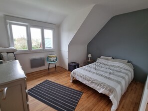 3 bedrooms, iron/ironing board, travel cot, free WiFi - Family home in the heart of Camaret, beaches, surfing and hiking (Camaret-sur-Mer)