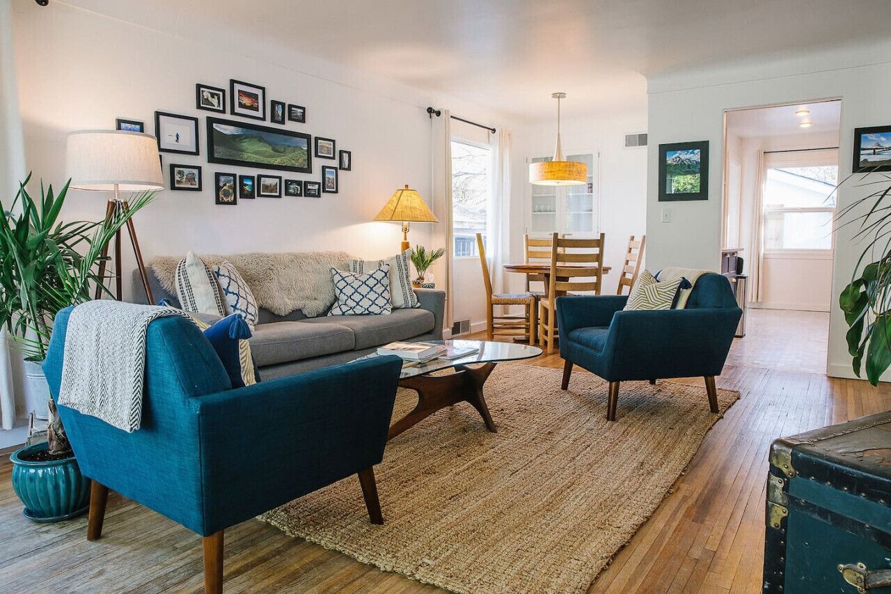 Smart-TV, bøker, stereoanlegg og kontorer