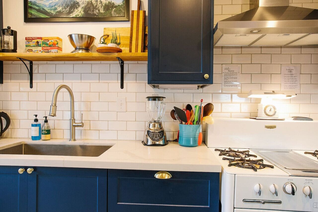 冷蔵庫、電子レンジ、オーブン、コンロ