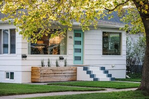 Exterior detail - Stunning Mid-Century Oasis, Steps from Downtown (Livingston)