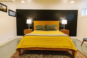3 habitaciones, escritorio y tabla de planchar con plancha