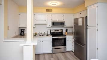 Jääkaappi, mikroaaltouuni, uuni, liesi