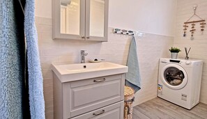 Shower, hair dryer, towels