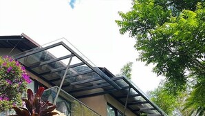 Una casa moderna con un cerramiento de vidrio.