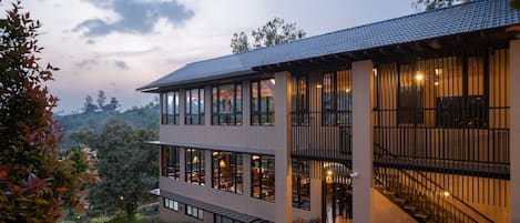 Se sirven desayunos, comidas y cenas con vista al jardín 