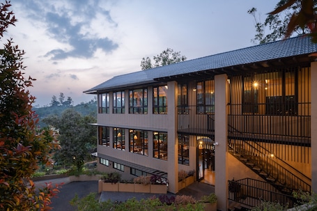 Se sirven desayunos y almuerzos; cocina india; con vista al jardín