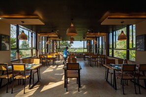 Petit déjeuner, déjeuner et dîner servis sur place, vue sur le jardin