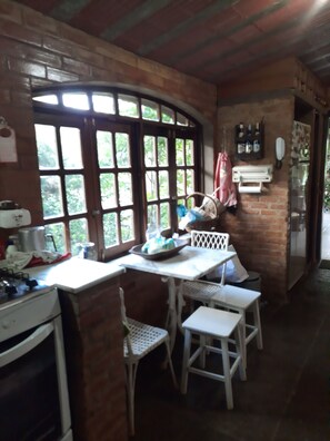 Dining - Cozy house in the mountains with fireplace and sauna. (Paty do Alferes)