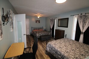 2 室のベッドルーム、アイロン / アイロン台、WiFi (無料)、ベッドシーツ