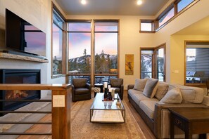 Smart TV, fireplace, video game console, Hulu - Luxury Villa 401 In Resort I Private Hot Tub I Great Views I Best Price I Discounted Attractions (Winter Park)