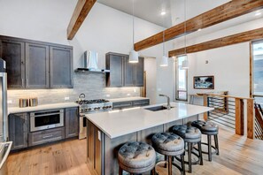 Refrigerador, microondas, horno y parrilla de estufa 