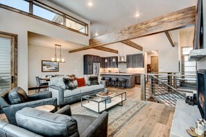 Smart TV, chimenea, consola de videojuegos y Hulu 