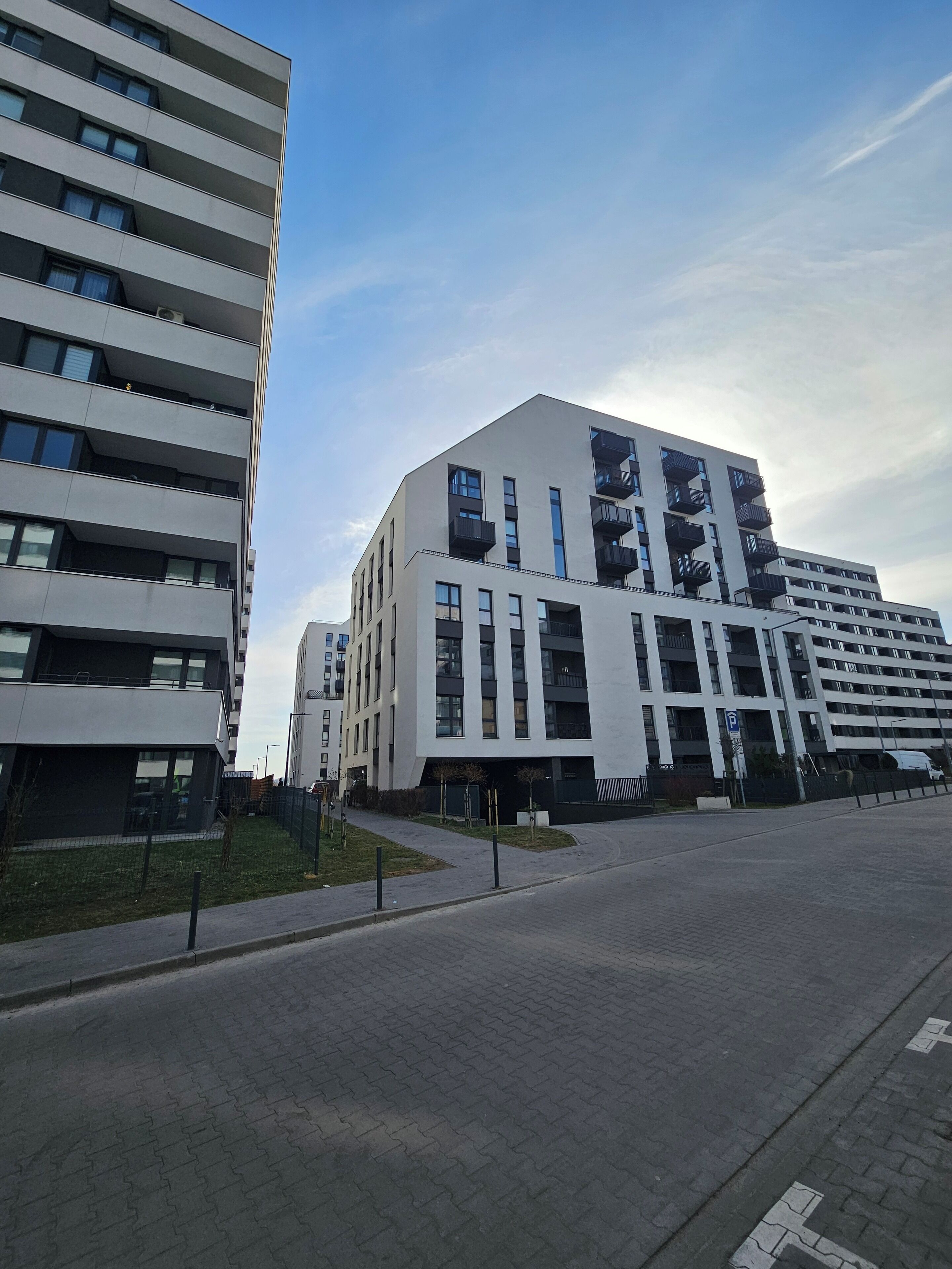 Un bâtiment moderne à plusieurs étages, doté de grandes fenêtres et de balcons.