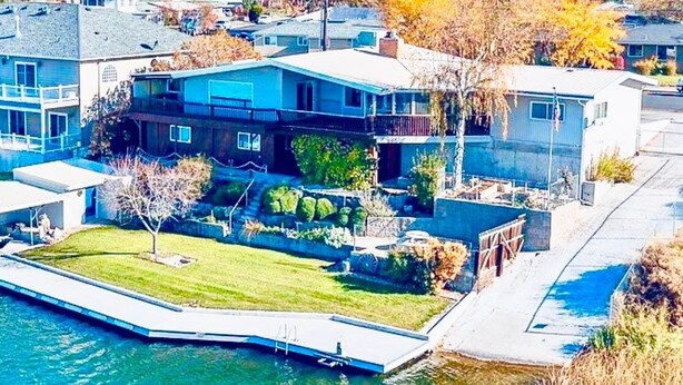 A modern house with a swimming pool, a dock, and a well-maintained lawn. - Lake Front home w/Dock & Boat Launch ✨ Closer to the Sun Lake House (Moses Lake)