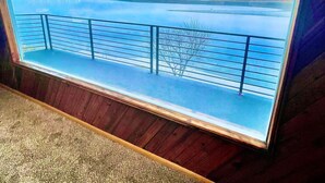 A room with a large window overlooking a waterfront. - Lake Front home w/Dock & Boat Launch ✨ Closer to the Sun Lake House (Moses Lake)