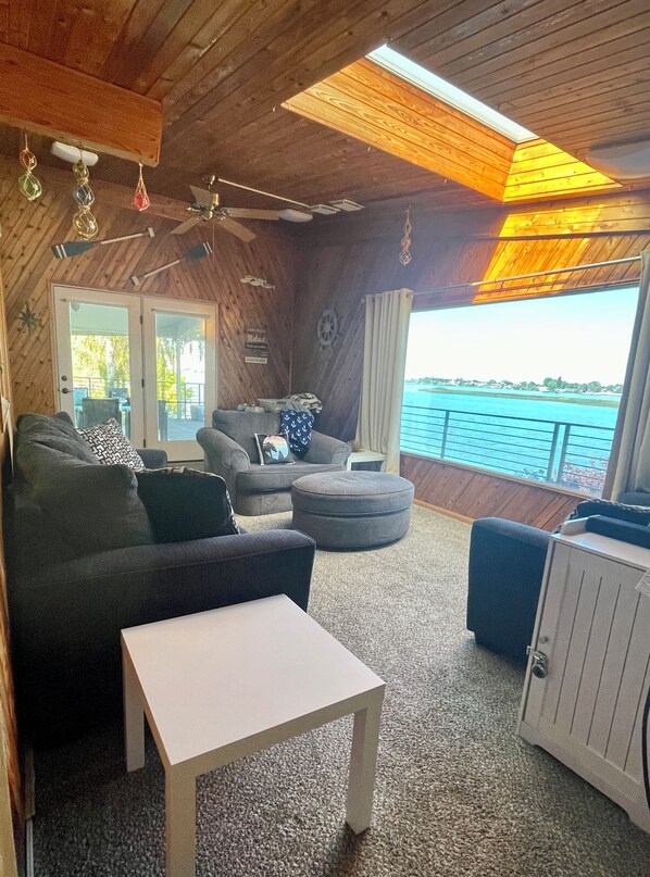 Smart TV, fireplace, video games