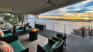 An outdoor seating area with a fire pit, overlooking a river at sunset. - Lake Front home w/Dock & Boat Launch ✨ Closer to the Sun Lake House (Moses Lake)
