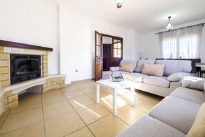 Een televisie en een open haard