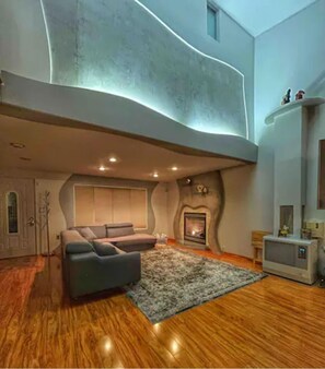 Smart TV, caminetto, videogiochi, tavolo da ping pong