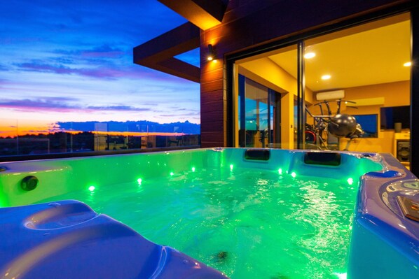 Outdoor spa tub - Villa Siena with Pool (Premantura)