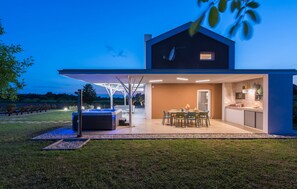 Outdoor dining - Holiday Home Casia with Pool (Svetvinčenat)