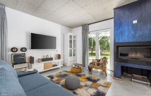 TV, fireplace - Holiday Home Casia with Pool (Svetvinčenat)