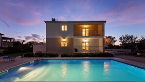 A two-story house with a swimming pool in front. - Villa Comfort with Pool (Ka štelir)