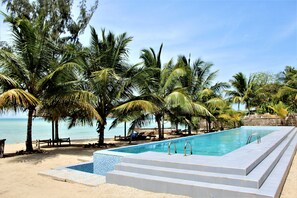 Outdoor pool, an infinity pool