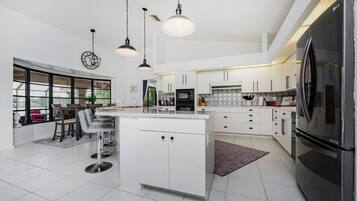 冰箱、微波炉、烤箱、炉灶