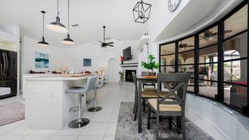 冰箱、微波炉、烤箱、炉灶