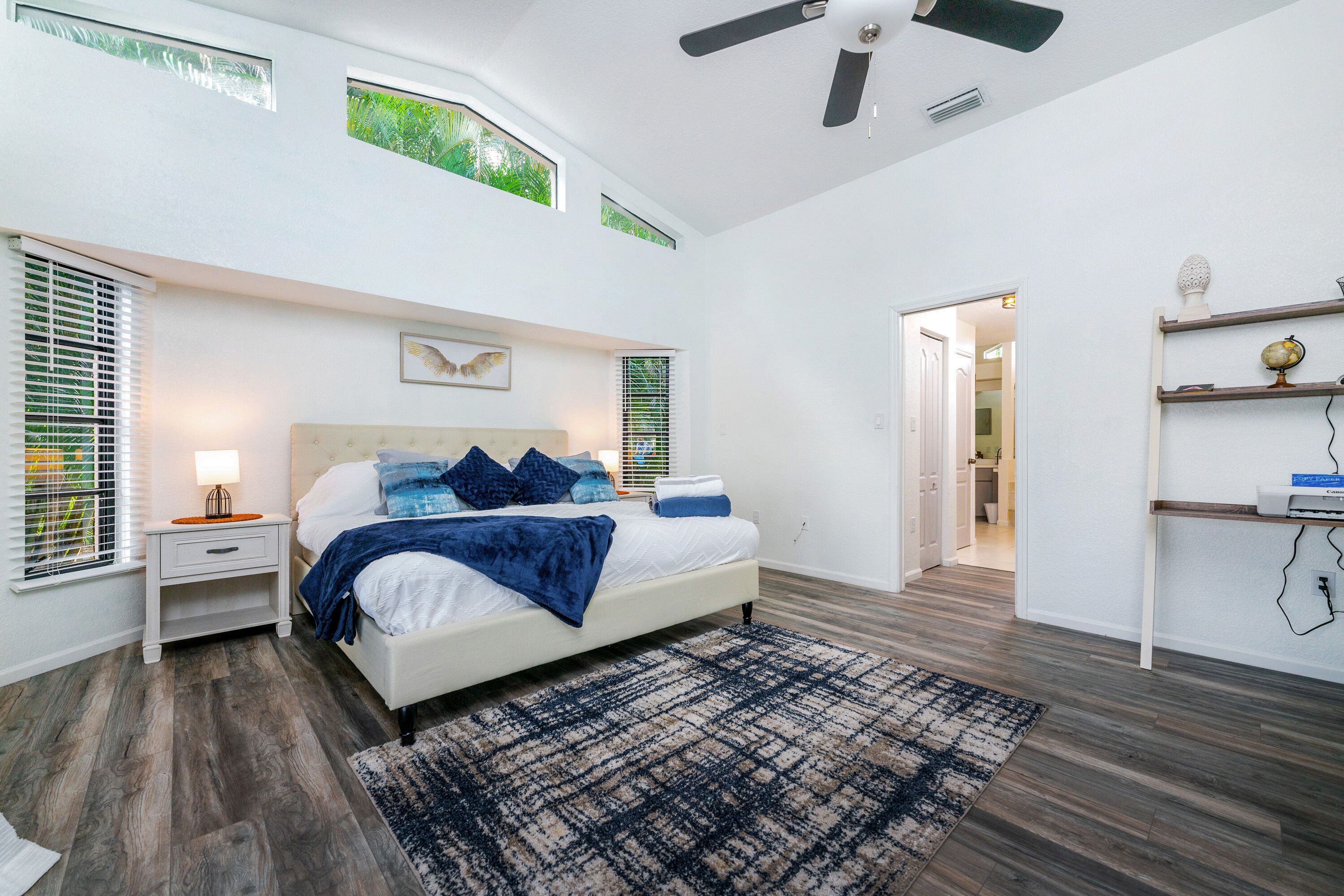 2 chambres, bureau, fer et planche à repasser, lit parapluie