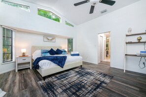 2 soverom, skrivebord, strykejern/-brett og reiseseng for barn